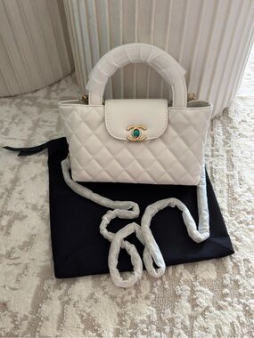 Chanel makeup bag white (LAST STOCK)